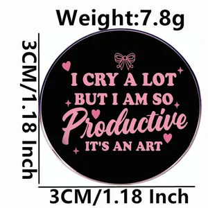 Badge rond de 3cm I cry but I'm productive avec des détails de cœurs roses