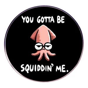Spilla in Smalto a Forma di Calamaro Animato Distintivo in Lega Slogan You Gotta Be Squiddin Me Gioielli per Vestiti Zaino