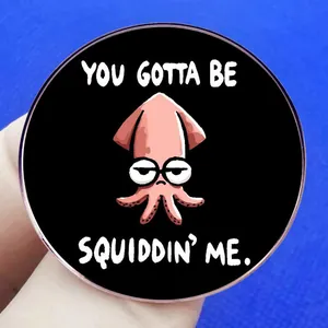 Spilla divertente con calamaro rosa e scritta You Gotta Be Squiddin' Me su nero