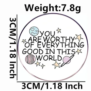 Broche ronde en alliage avec motif cosmique et citation, 3cm de diamètre, poids 7,8g