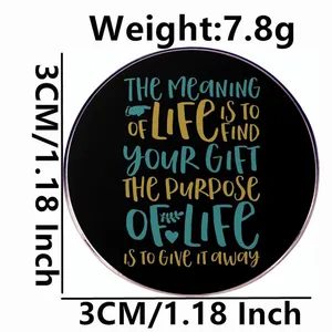 Runde Emaille-Anstecknadel aus Legierung mit schwarzem Hintergrund und Motivationsspruch