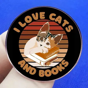 Runde Emaille-Anstecknadel mit einer Glückskatze auf Büchern und I Love Cats and Books