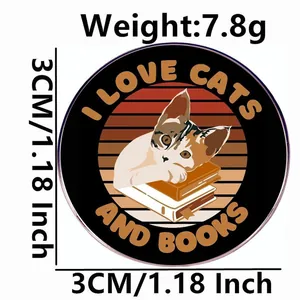 Emaille-Anstecker mit Glückskatze auf Büchern und I Love Cats and Books Text