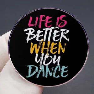 Zwarte ronde emaille speld met kleurrijke Life Is Better When You Dance tekst in handstijl