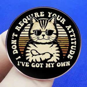 Badge rond chat cool avec message humoristique et fond de coucher de soleil