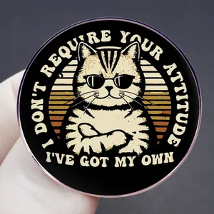 Badge en émail chat rétro cool avec slogan 'I don't require your attitude' gravé