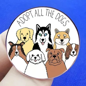 Runder Emaille-Anstecker mit sieben Hunderassen und Schriftzug Adopt All The Dogs