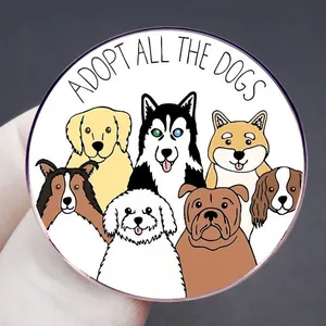 Runder Button Adopt All The Dogs mit verschiedenen Hunderassen wie Golden Retriever