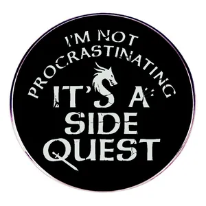 Gaming Humor Legierung Runde Brosche I'm Not Procrastinating It's A Side Quest Abzeichen Schwarz Weiß Emaille Pin Für Rucksack Jacke