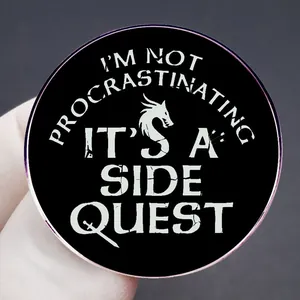 Runde Side Quest Brosche mit Drachen- und Schwertgrafik auf schwarzer Mattbasis