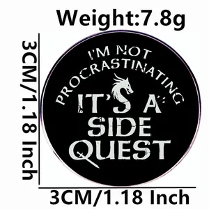 3cm runder schwarzer Metall-Anstecker mit dem Gamer-Spruch I'm Not Procrastinating It's A Side Quest