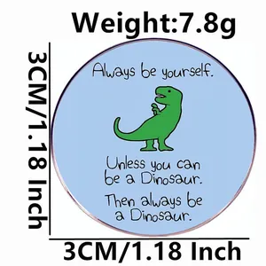 Pin's en émail dinosaure avec slogan Be Yourself sur fond métallique bleu clair robuste