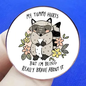 Pin's raton laveur avec texte My Tummy Hurts et détails floraux colorés mignons