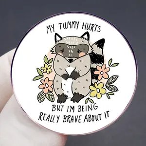Pin's en émail raton laveur avec texte My Tummy Hurts tenu pour la taille