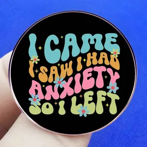 Pin's noir rond en émail avec texte floral I CAME I SAW I HAD ANXIETY SO I LEFT