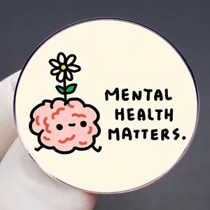 Emaille-Anstecknadel Mental Health Matters mit rosa Gehirn und Gänseblümchen-Motiv