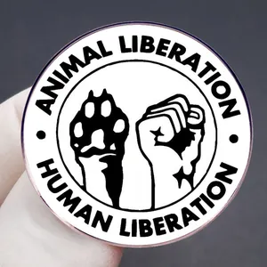 Badge épingle émaillé Libération animale et humaine avec logo poing et patte bicolore