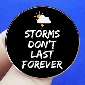 Inspirierende Storms Don't Last Forever Metallbrosche mit Wetter-Icon Motiv