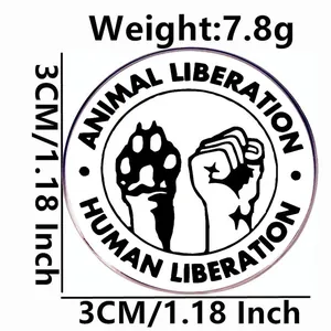 Pin's en émail libération animale et humaine avec poing et patte diamètre 3cm environ