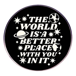 Καρφίτσα Σμάλτου The World Is A Better Place With You In It Σήμα Εμπνευσμένο Παράθεμα Στρογγυλή Καρφίτσα από Κράμα για Διακόσμηση