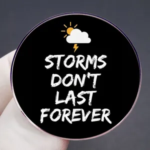 Inspirierendes Badge mit Storms Don't Last Forever Spruch auf schwarzem Pin