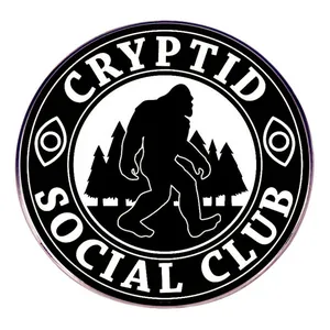 Rund Legierung Cryptid Social Club Bigfoot Silhouette Emaille Pin Wald Abzeichen Brosche Für Rucksack Kleidung Jacke Accessoire