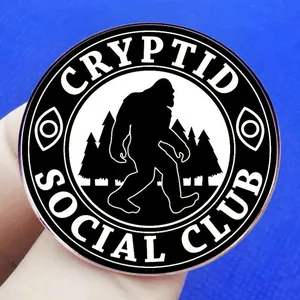 Cryptid Social Club Bigfoot Anstecknadel mit schwarz-weißer Wald-Silhouette