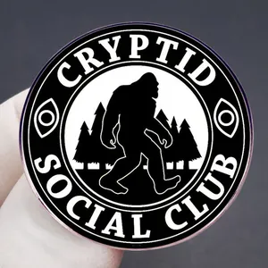 Cryptid Social Club Bigfoot Anstecknadel mit schwarzer Silhouette und Wald-Design