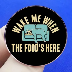 Broche paresseux avec slogan Wake Me When The Food's Here sur badge rond en métal