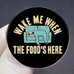 Pin's rond en émail paresseux avec texte 'Wake me when the food's here' en métal poli