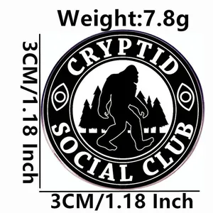 Cryptid Social Club Pin mit weißer Bigfoot-Silhouette im Wald auf schwarzem Abzeichen