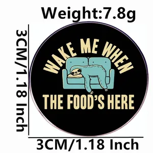 Pin's en émail paresseux endormi avec texte Wake me up when there is food sur canapé
