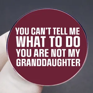 Lustige Brosche mit Text You Cant Tell Me What To Do auf dunkelrotem Rundabzeichen