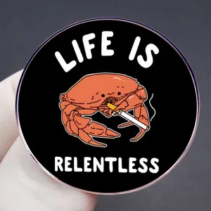 Lustige Emaille-Anstecknadel mit orangefarbener Krabbe und Life Is Relentless Text