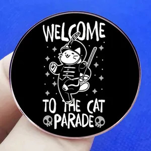 Badge Welcome To The Cat Parade en émail représentant un chat en uniforme de fanfare