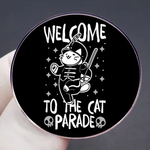 Épinglette Welcome to the Cat Parade avec un chat en uniforme de fanfare de musique