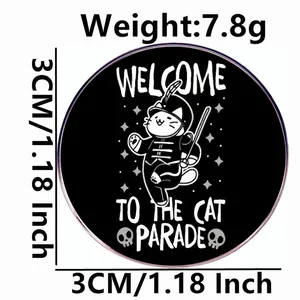 Broche en métal Welcome To The Cat Parade de 3cm avec motif de chat en uniforme de groupe