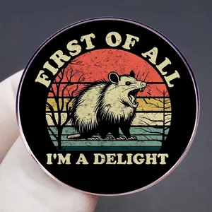 Vintage Beutelratte Anstecknadel mit Spruch First Of All I'm A Delight auf Retro-Sonnenuntergang