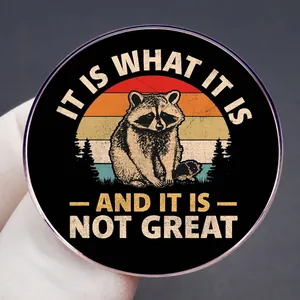 Badge rétro avec raton laveur et texte humoristique sur fond de coucher soleil
