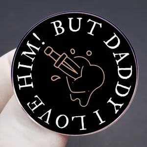 But Daddy I Love Him pin met dolk door hart ontwerp op zwarte achtergrond metalen badge