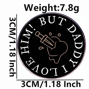 Emaille hart-zwaard broche met songtekst en afmetingen van 3cm en een gewicht 7,8g
