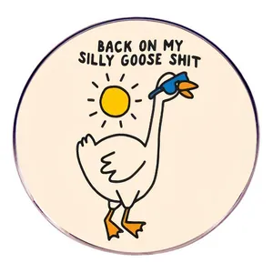Divertente Spilla in Smalto Silly Goose Spilla Rotonda in Lega Con Motivo Occhiali da Sole Distintivo Animale Cartone Gioielli Per Uomo Donna