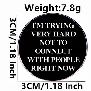 Runder schwarzer Emaille-Pin mit Textspruch 'I'm currently trying not to connect with people'