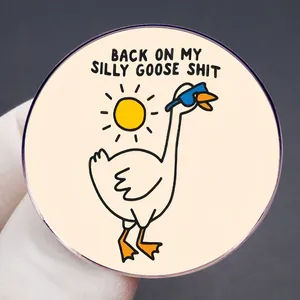Spilla divertente Back On My Silly Goose Shit con un'oca con occhiali da sole