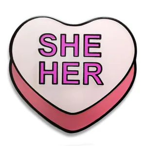 Spilla in smalto a forma di cuore rosa e bianco con etichette pronome She Her