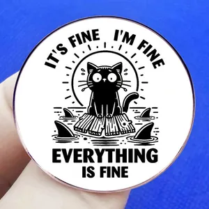 Pin's en émail avec chat noir sur radeau et slogan humoristique IT'S FINE