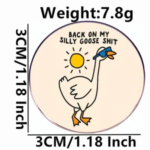 Spilla smaltata con oca bianca divertente e occhiali da sole 3cm 7.8g accessorio metallo