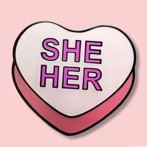Spilla in Smalto Pronome She Her a Forma di Cuore Distintivo con Lettera in Lega Gioielli per Decorazione di Vestiti e Zaini Spilla da Risvolto Rosa Bianco