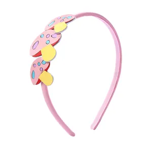 Serre-tête rose pour filles avec trois charms champignons colorés sur fond blanc