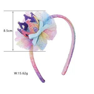 Détail du serre-tête couronne dégradé arc-en-ciel avec tulle et hauteur de 8,5 cm